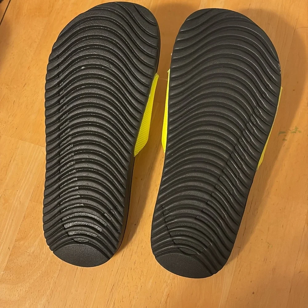 Nike kids slides